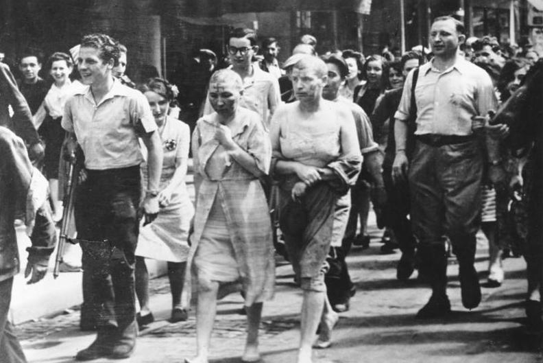 フランス解放後、頭を刈られ引き回される親ドイツの女性達
